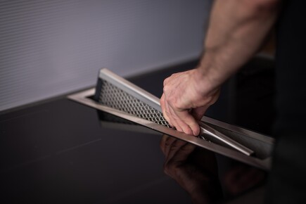 Metallfettfilter der allermeisten Muldenlüfter können im Geschirrspüler gereinigt werden. Metallfettfilter der allermeisten Muldenlüfter können im Geschirrspüler gereinigt werden.