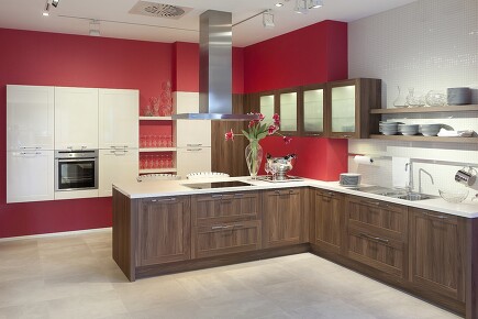 Rot und Weiß verhelfen diesem Küchendesign zu einer schönen Raumgestaltung. Rot und Weiß verhelfen diesem Küchendesign zu einer schönen Raumgestaltung.