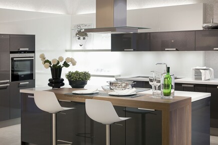 Elegante Inselküche für mindestens 15 Quadratmeter Elegante Inselküche für mindestens 15 Quadratmeter