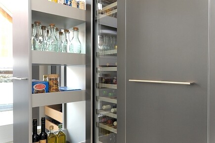 Praktisch und überraschend voluminös: Der Apothekerschrank entpuppt sich auch in Küchen als wahres Raumwunder. Praktisch und überraschend voluminös: Der Apothekerschrank entpuppt sich auch in Küchen als wahres Raumwunder.