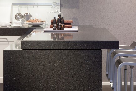 Obacht: Naturstein verträgt keine kalklösenden Reinigungsmittel wie bspw. Essig! Obacht: Naturstein verträgt keine kalklösenden Reinigungsmittel wie bspw. Essig!